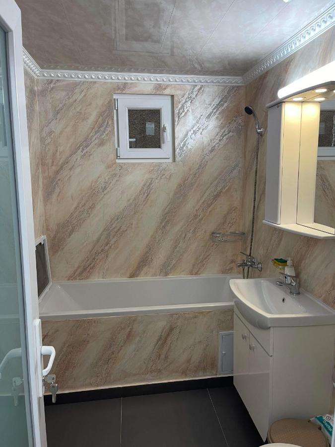 Eric Apartment Buzău Eksteriør billede